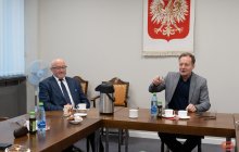 Wręczenie statuetki na ręce Władz Uczelni za AMP